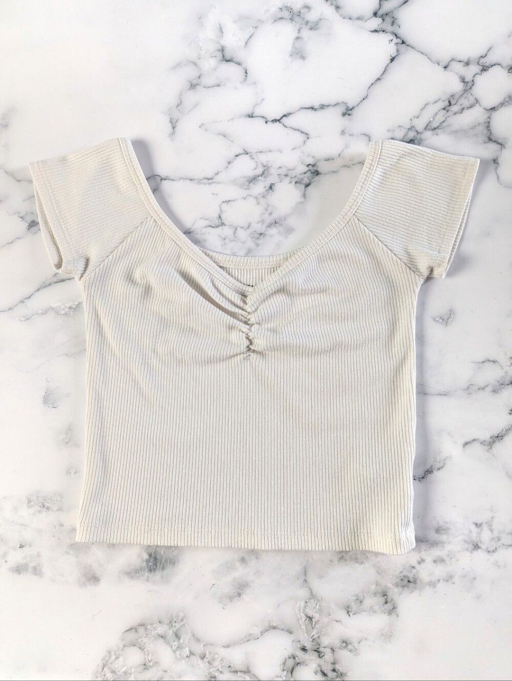 American Eagle Outfitters Women's Cream V Neck Tshirt Size Medium